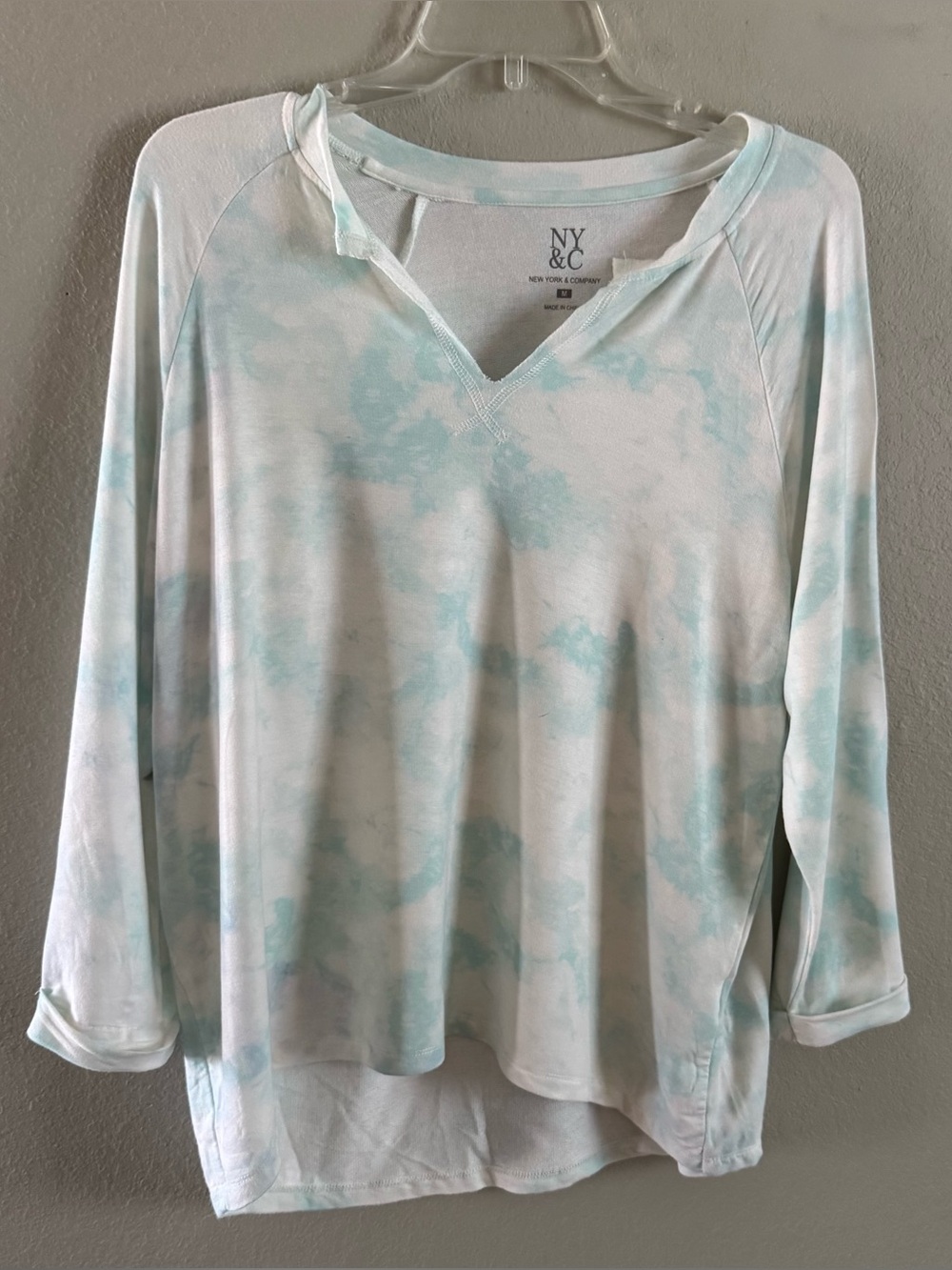 NY&C New York & Company Blue White Tie Dye Split Neck Long Sleeve Top Size M